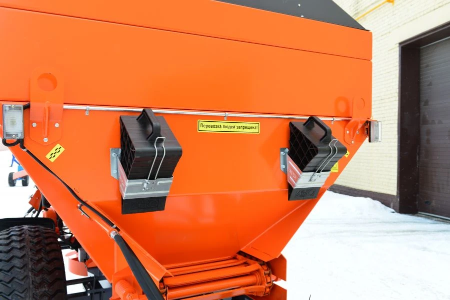 Tractor semitrailer: sand spreader, model PRK-5