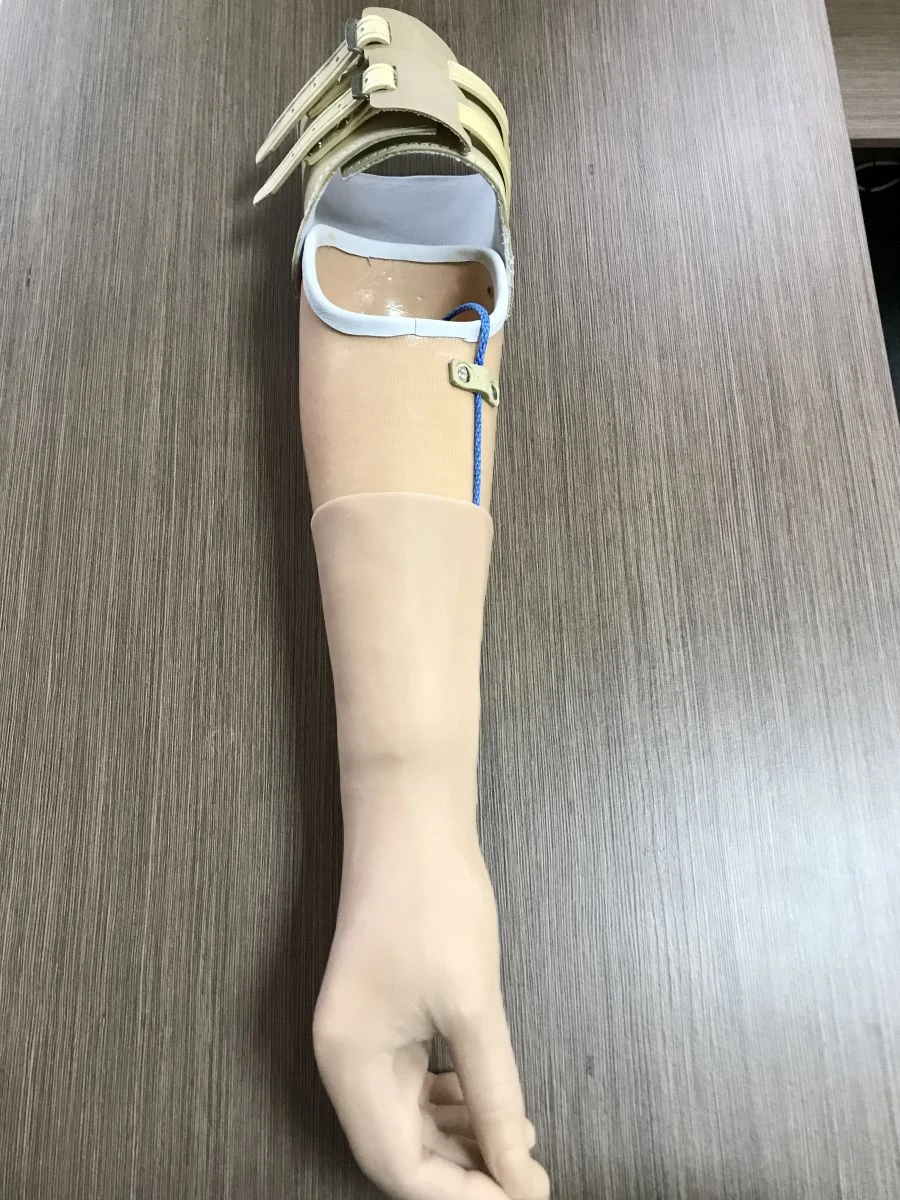 Active traction forearm prosthesis