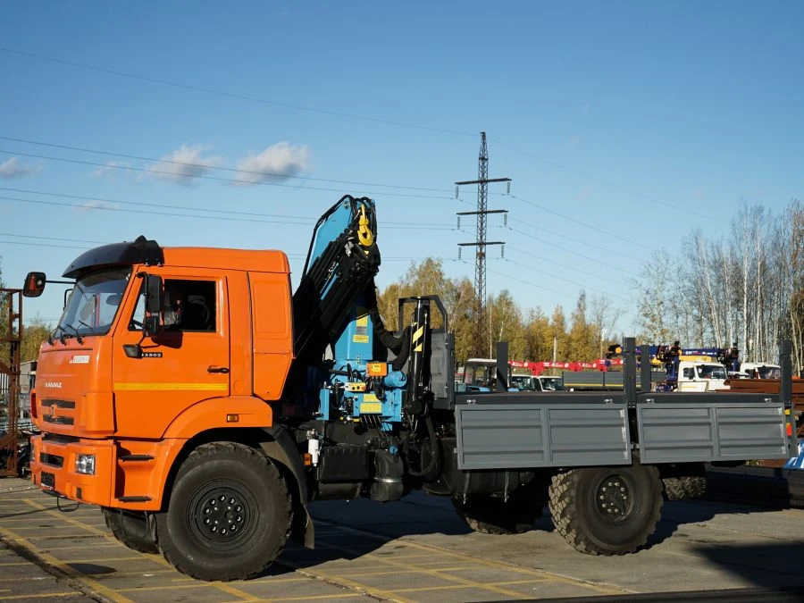 Special purpose vehicle with KMA type hydraulic loading crane on the basis of KAMAZ 43118 and its modifications 41K02N-UM