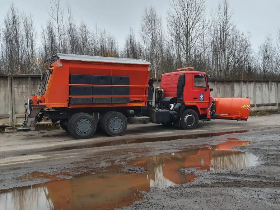 Combined road sweeping machine MKDU-4 on the basis of chassis MAZ-6501C5