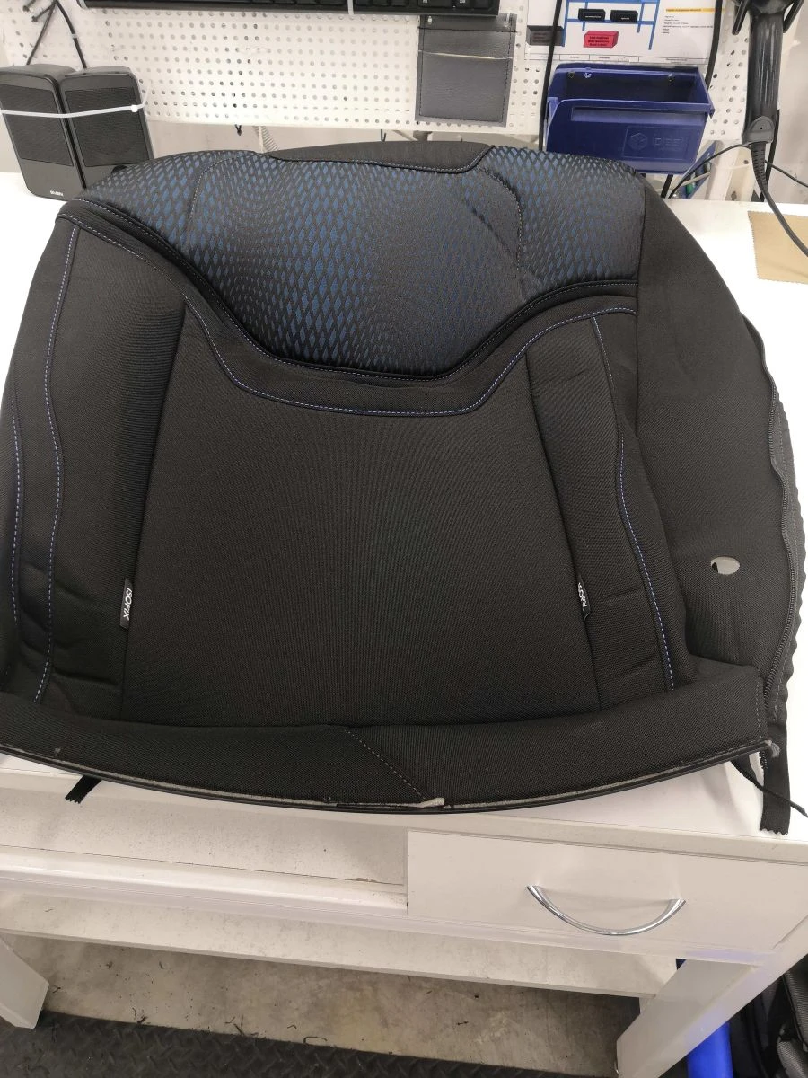 7002211XST33A8P Right rear seat backrest cover (t/black)
