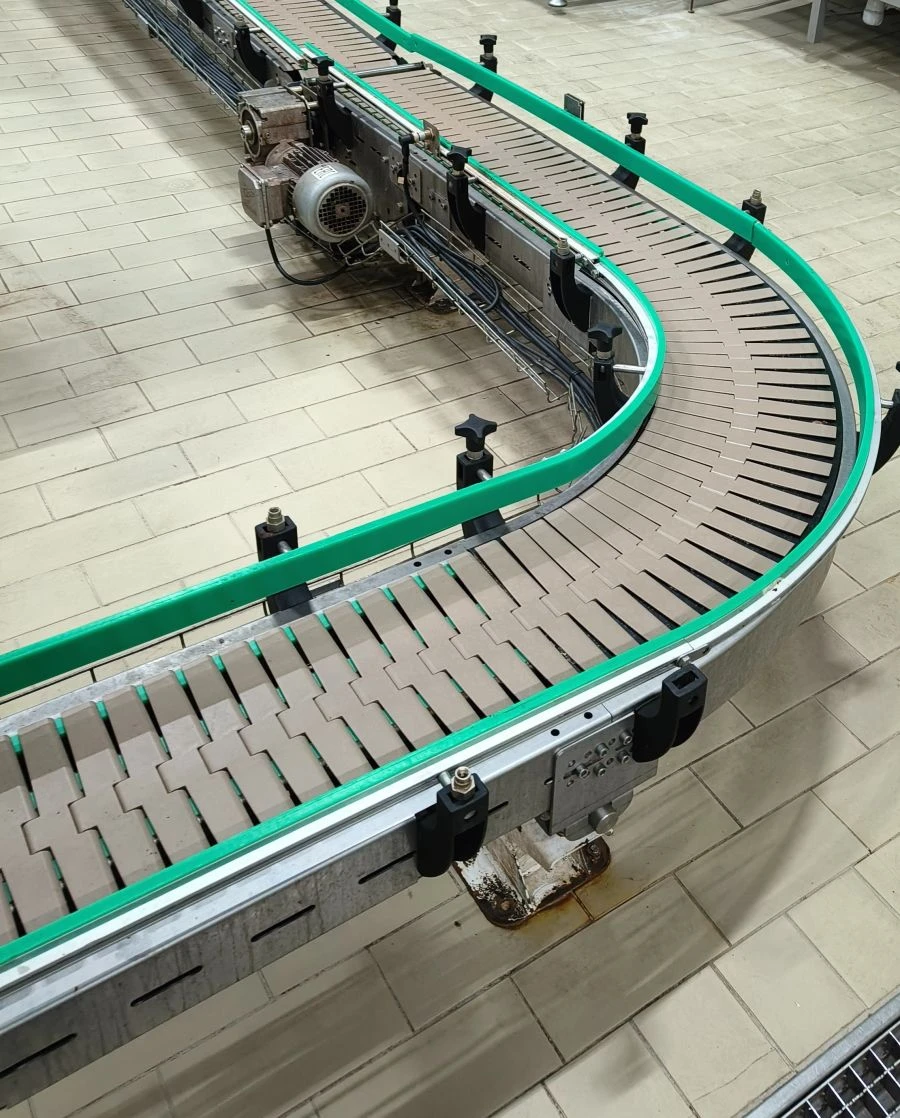 Slat conveyors