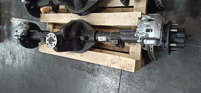Rear axle with brakes and hubs 33086-2400012-10