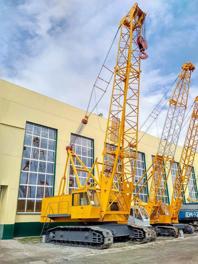 Crawler crane DEK-801 (using cabin 251.17.00.000 and engines manufactured in Eurasian Economic Community member countries).