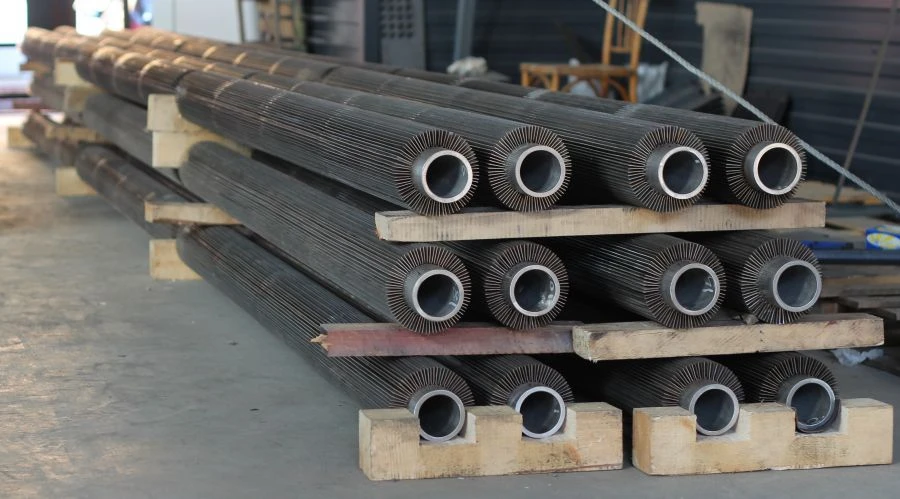 Longitudinally finned tube