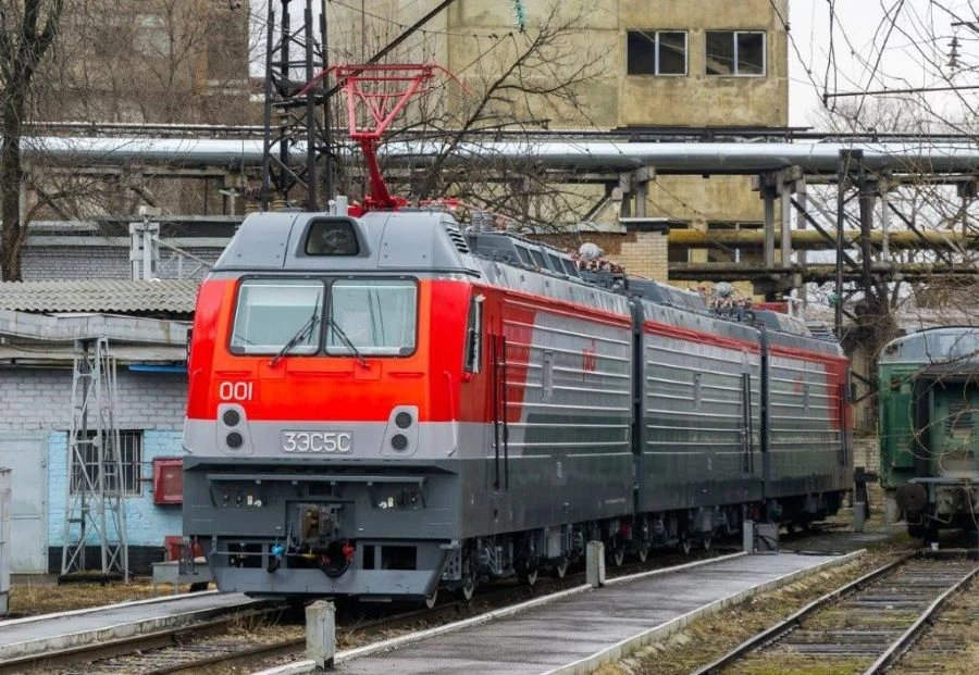 AC mainline freight electric locomotive 3ES5S with asynchronous traction drive.