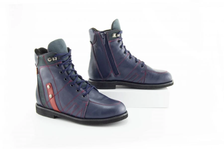 Orthopaedic footwear with complex apparatus on insulated lining for children: half boots