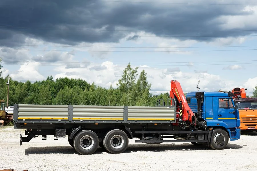 Special purpose vehicle with KMA type hydraulic loading crane on the basis of KAMAZ 43118 and its modifications 41K32N-U8