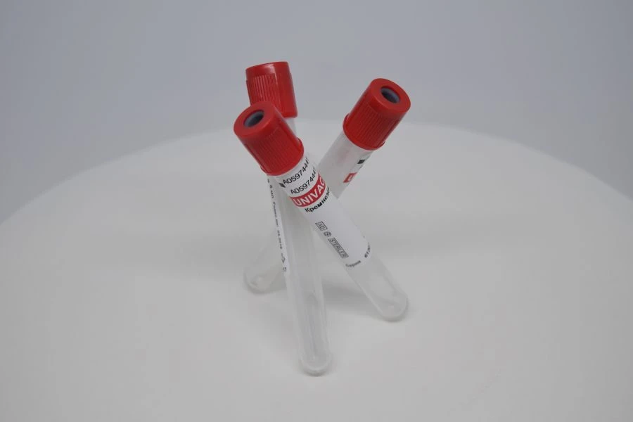 Vacuum tube for venous blood collection "UNIVAC®" with clotting activator silica . Tube size 13x75. Drawing volume