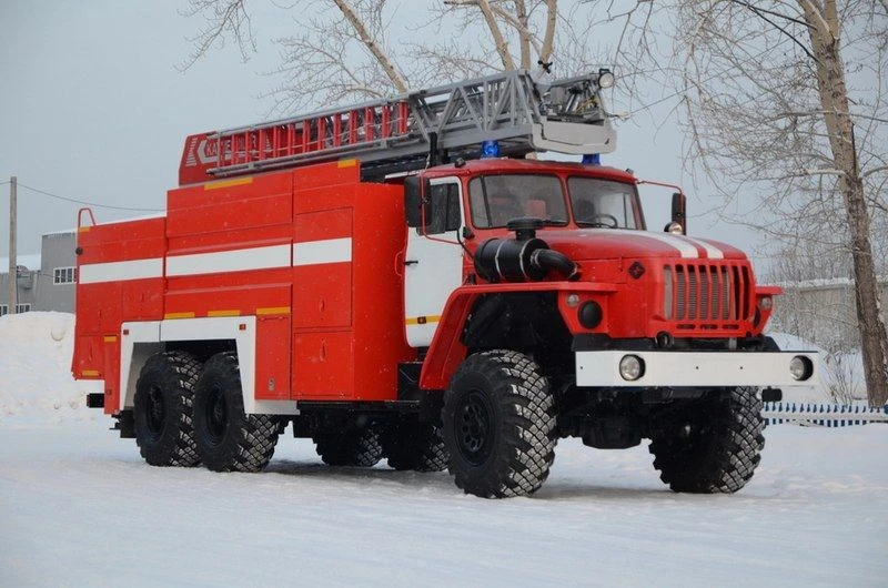 Fire tanker truck with ladder ACL 5,0-40-18 (4320) of 6YN31 type 6Y114W modification on the base of URAL-4320-1981 chassis (-60,