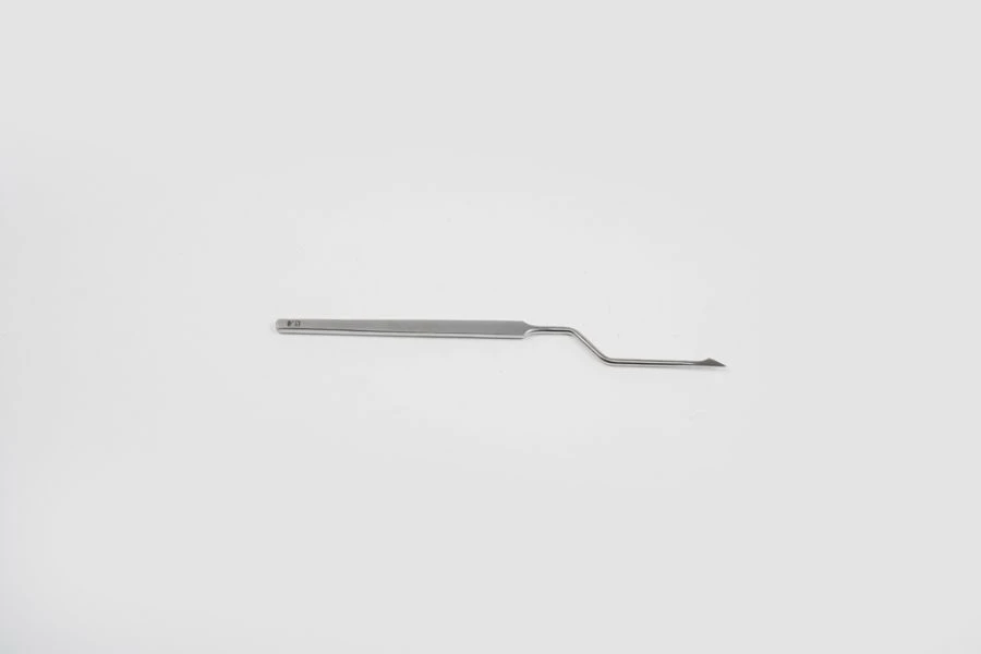 VZ-I-73 Paracentesis knife (needle), bayonet-shaped.