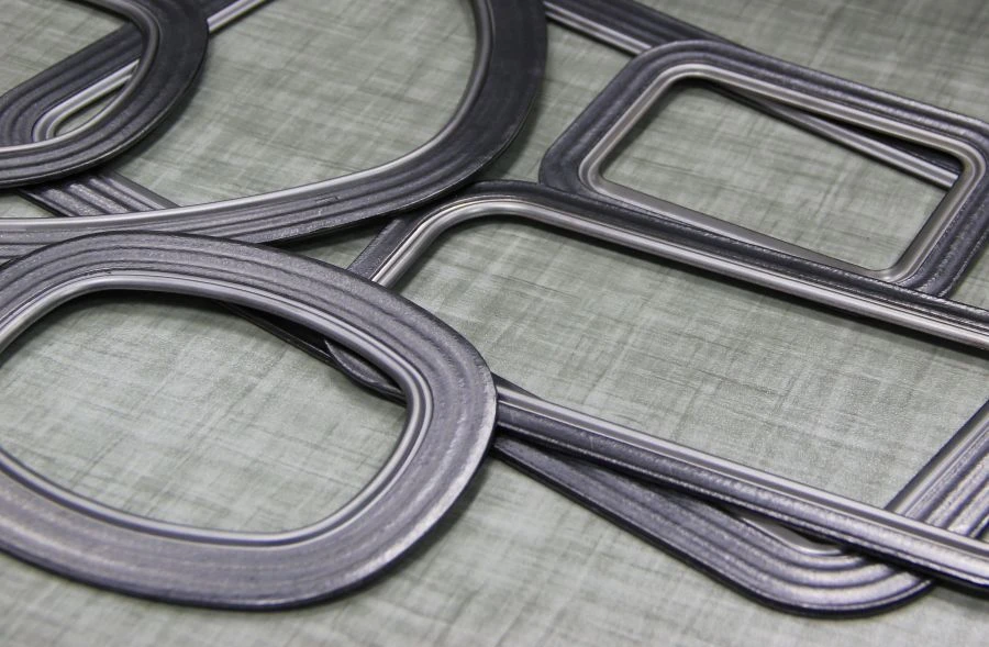 Sealing gasket on wave metal base