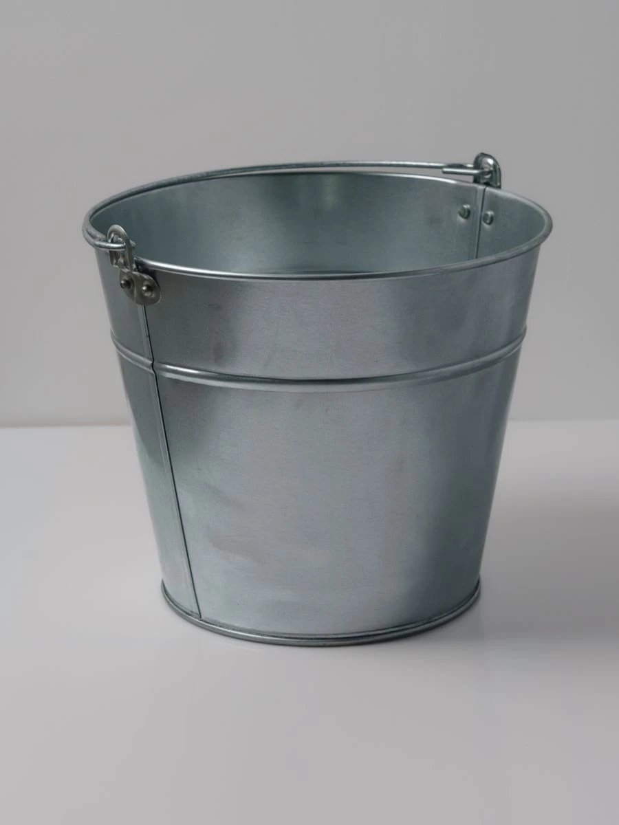 Galvanised bucket 15l 2 seams with riveted lugs