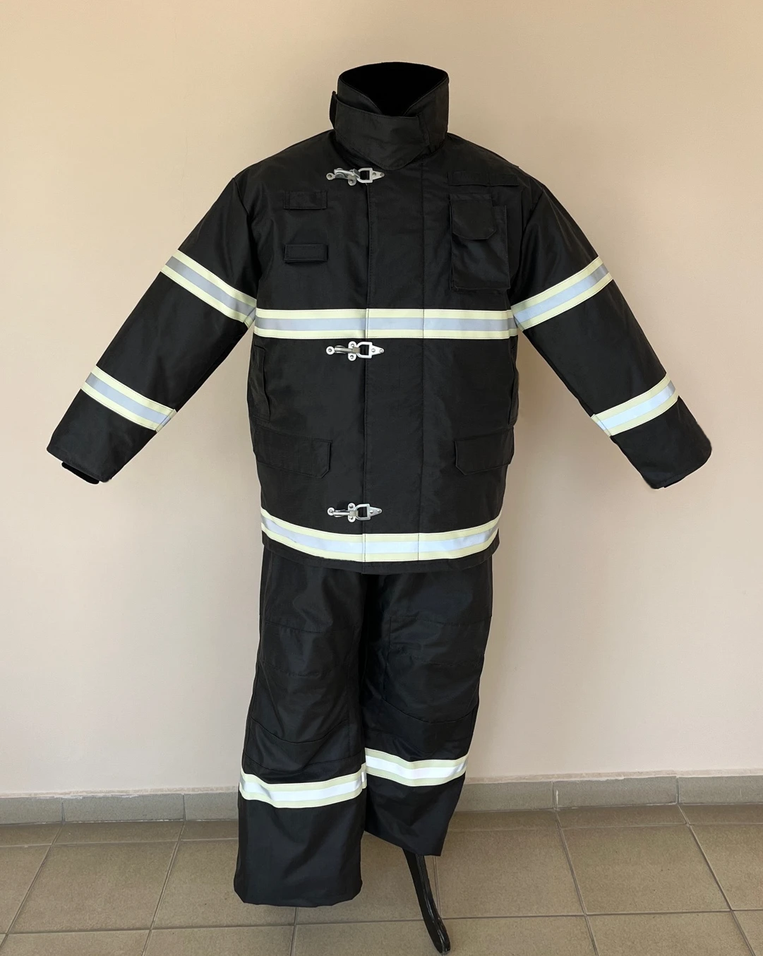 Front view — black