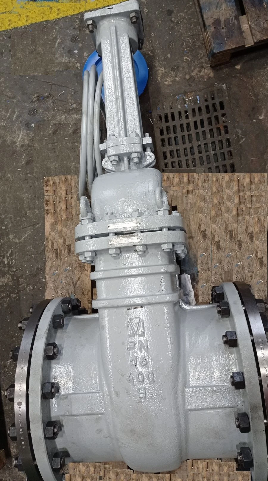 Steel wedge gate valve with sliding spindle under drive RN 1,6 MPa DN 400