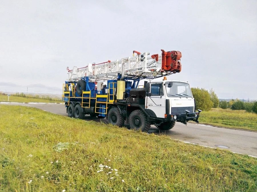 Lifting unit for well repair and drilling "APR-80" on self-propelled chassis MZKT-652716.