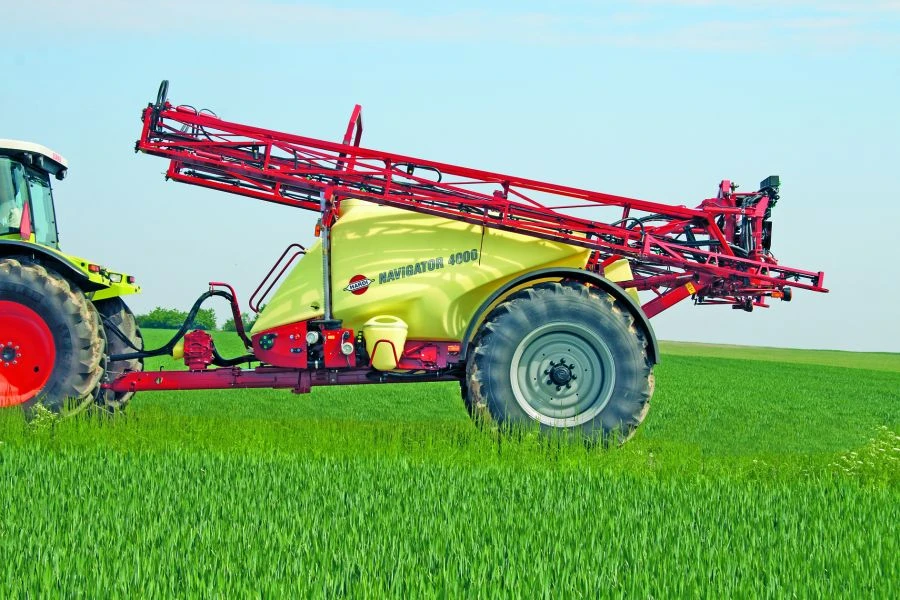 Semi-trailed agricultural sprayer "Navigator 3000"