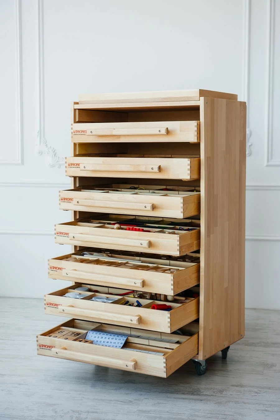 Psychologist's developmental set in the form of a pedestal table