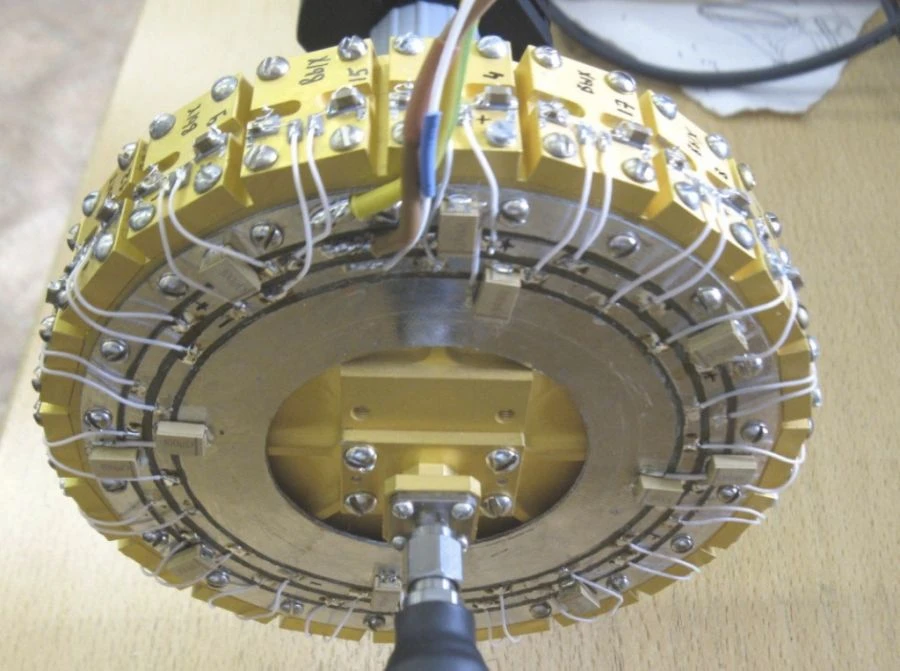 Ku wavelength range power amplifier