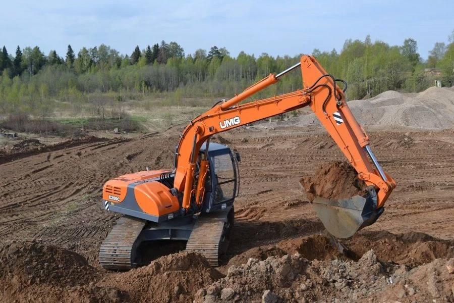 Single-bucket crawler excavator E220C with YaMZ 53429 engine