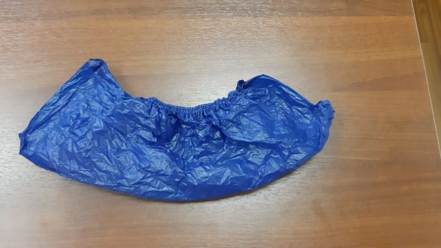 Disposable medical shoe covers, polyethylene, smooth