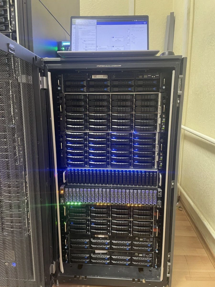 Hardware-software platform for artificial intelligence application including processing of big/super big data