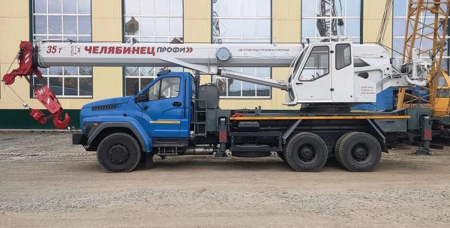 Truck crane ??-55733 of modification 6929V4-0 (with the use of the cabin ??-55732?1.92.00.000 or ??-65717?5.92.00.000) on base