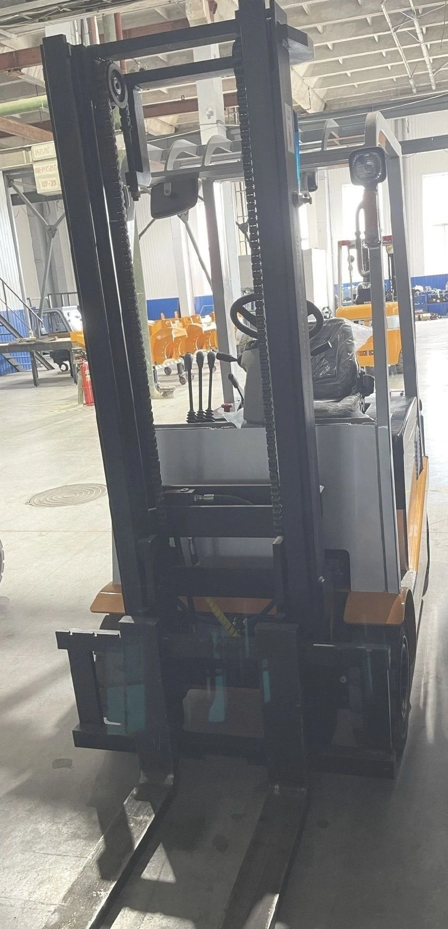 Electric forklifts of types: PE 1,5; PE 1,8; PE 2,0 with electric drive