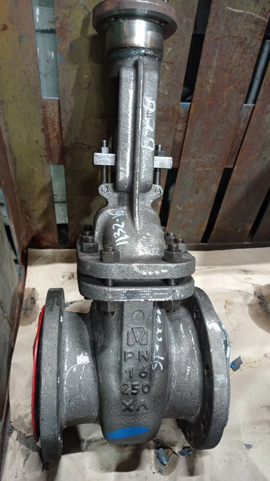 Steel wedge gate valve with sliding spindle under drive RN 1,6 MPa DN 250
