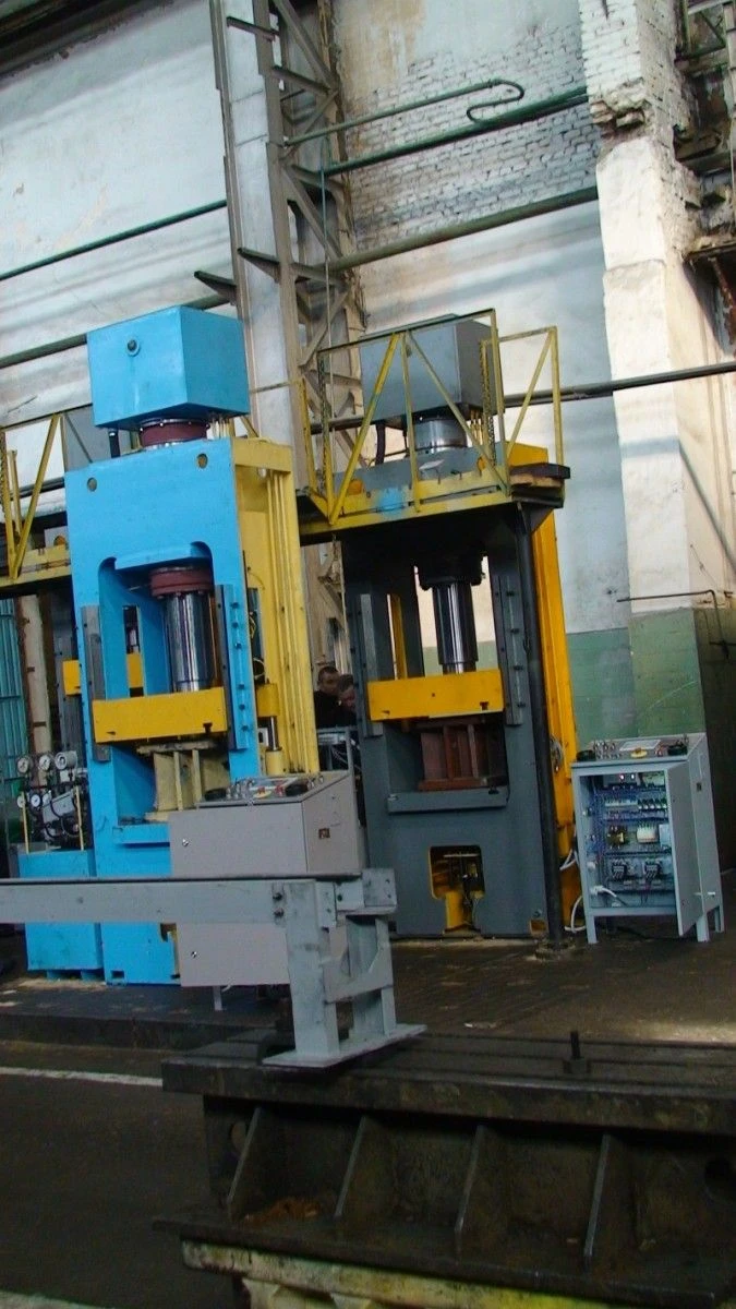 630 kN hydraulic press Model DG2428.