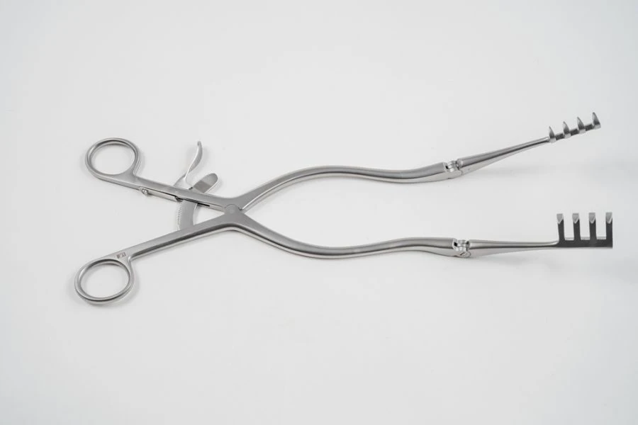 VZ-R-38 Neurosurgical retractor with sharp jaws