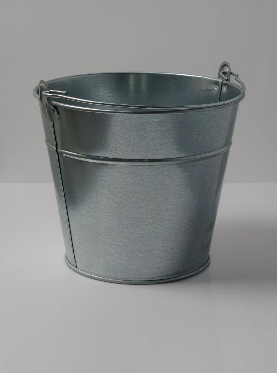 Galvanised bucket 12l 2 seams with riveted lugs