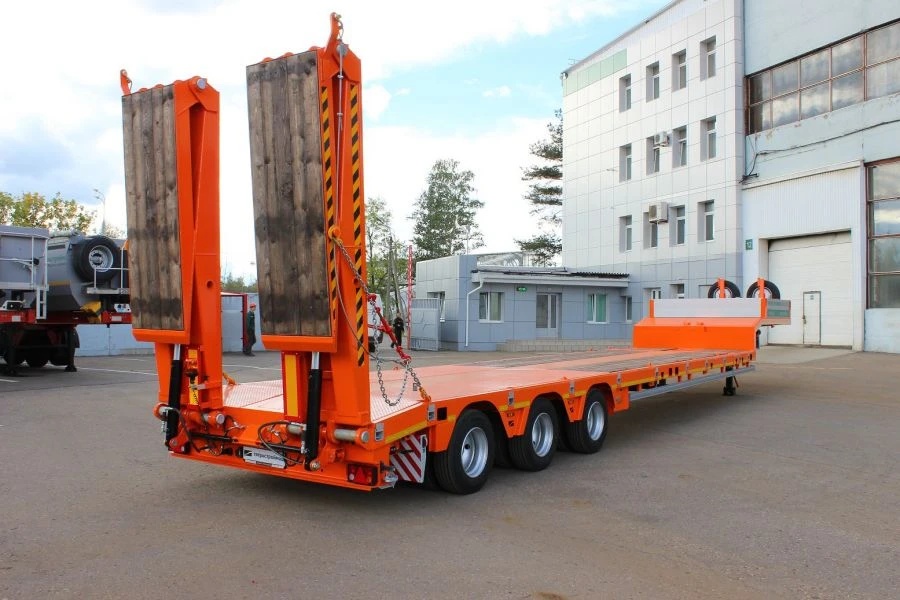 Semitrailer Tverstroimash 993931modification 0025 variant - with spring-balanced suspension and hydraulic ramps