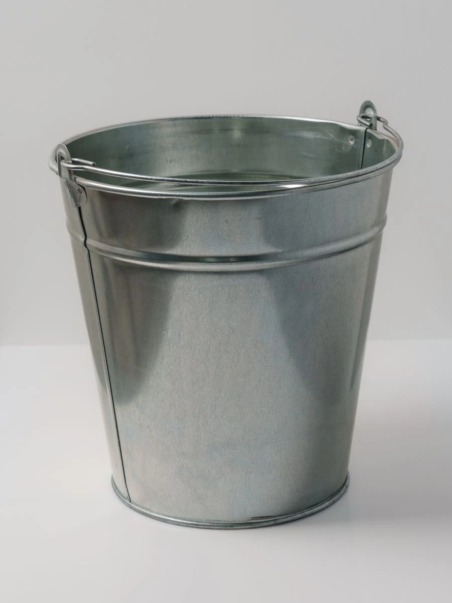 Galvanised bucket 15l with welded lugs