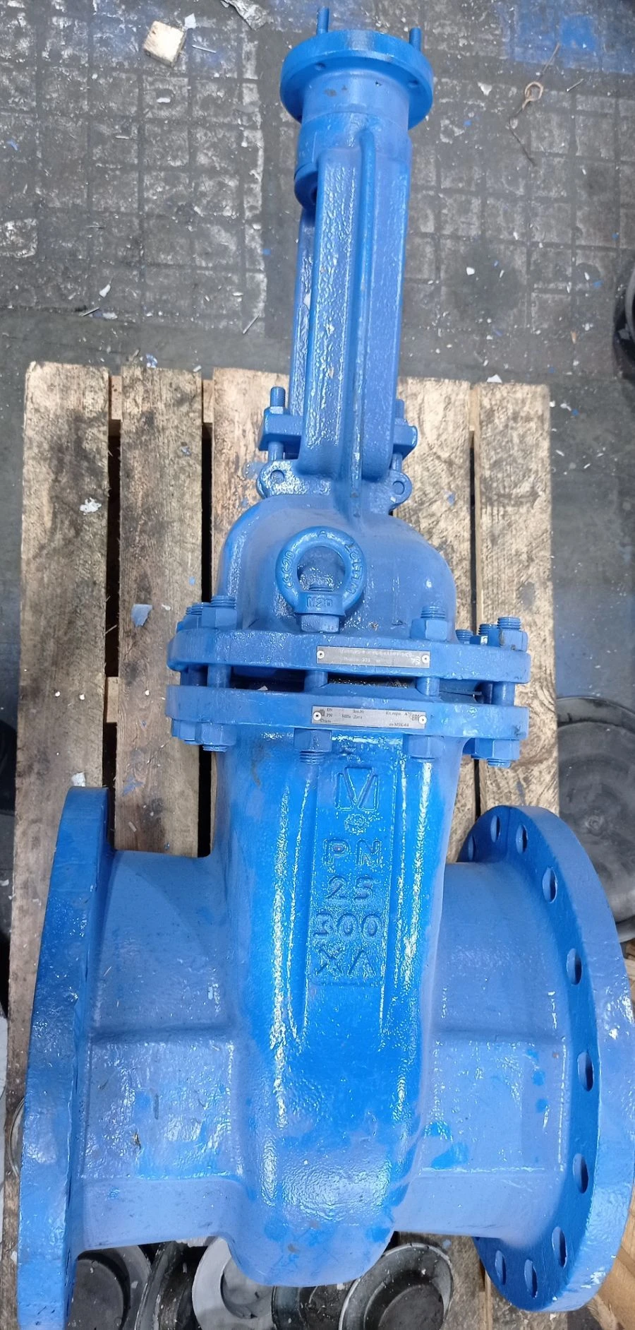 Steel wedge gate valve with sliding spindle under drive RN 2,5 MPa DN 300