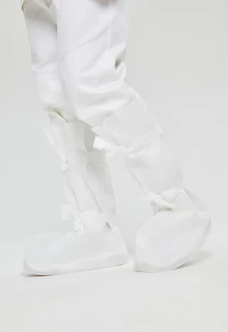 Personal protective equipment for feet made of laminated nonwoven material: footwear special additional decontaminated bahi