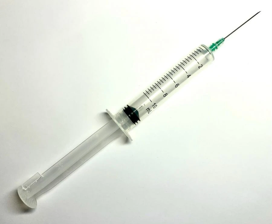 Single-use sterile three-detail self-locking injecting syringe with 10 ml capacity in version "B".