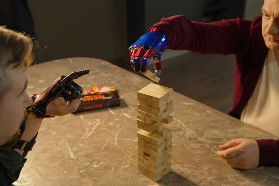 Microprocessor-controlled wrist prosthesis, including separation and partial separation of the hand PR0 MANIFESTO-F