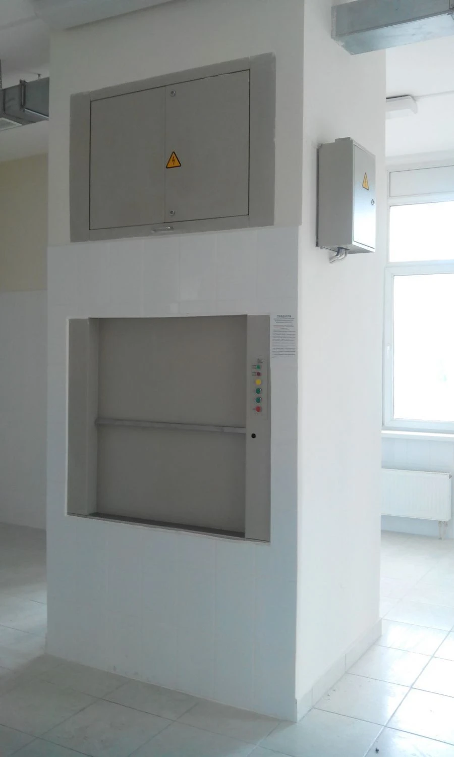Elevators electric cargo small, model PGM, load capacity of 40, 100, 160, 250 kg, speed 0,4 m/s inclusive.