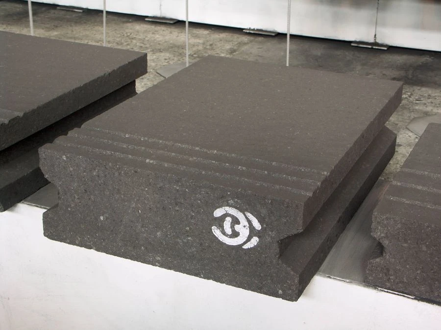 Side blocks for aluminium electrolysers of BB H-2 grade