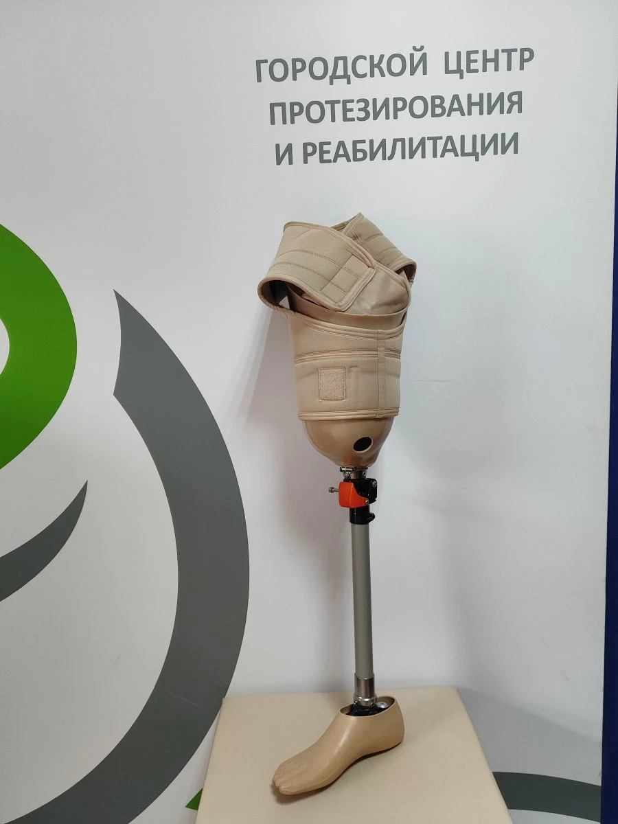 Hip prosthesis for therapeutic training