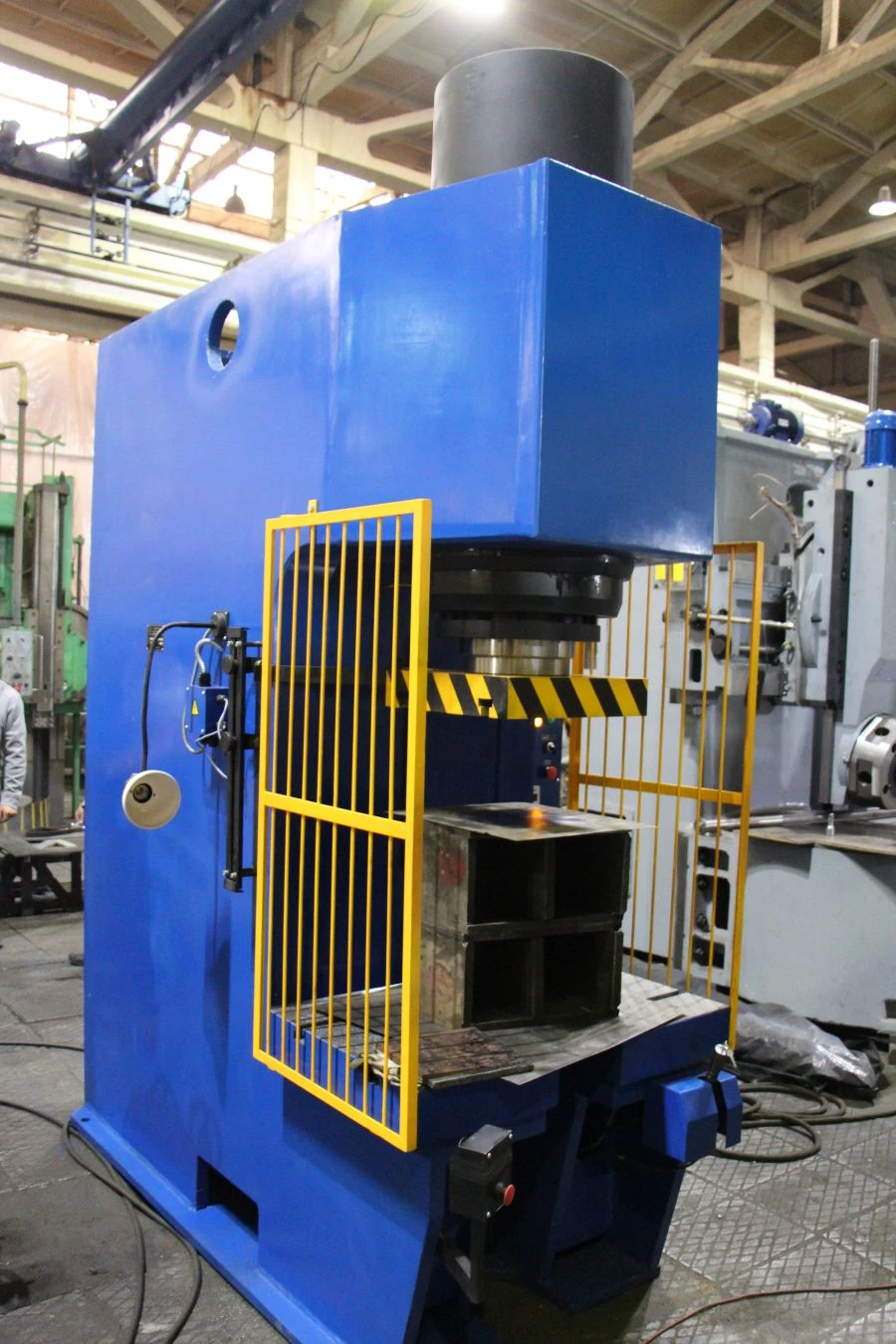 Hydraulic press with C-shaped bed PB6334
