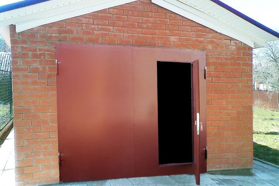 Manufacture of metal gates according to the customer's size