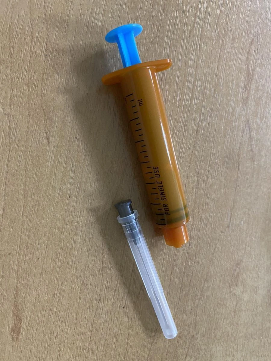 Single-use, three-detail, sterile, sterile Luer Lok syringe, UV-protected version.