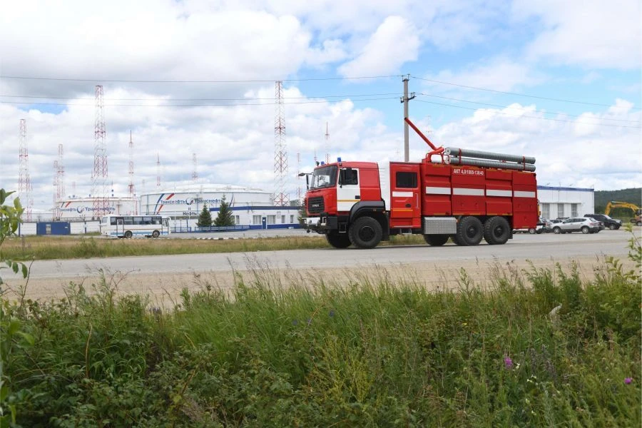 Fire fighting combined extinguishing vehicle AKT 4,0/1000-130/40, type 58810, modification 58810M (mod.6), on chassis Ural-63701