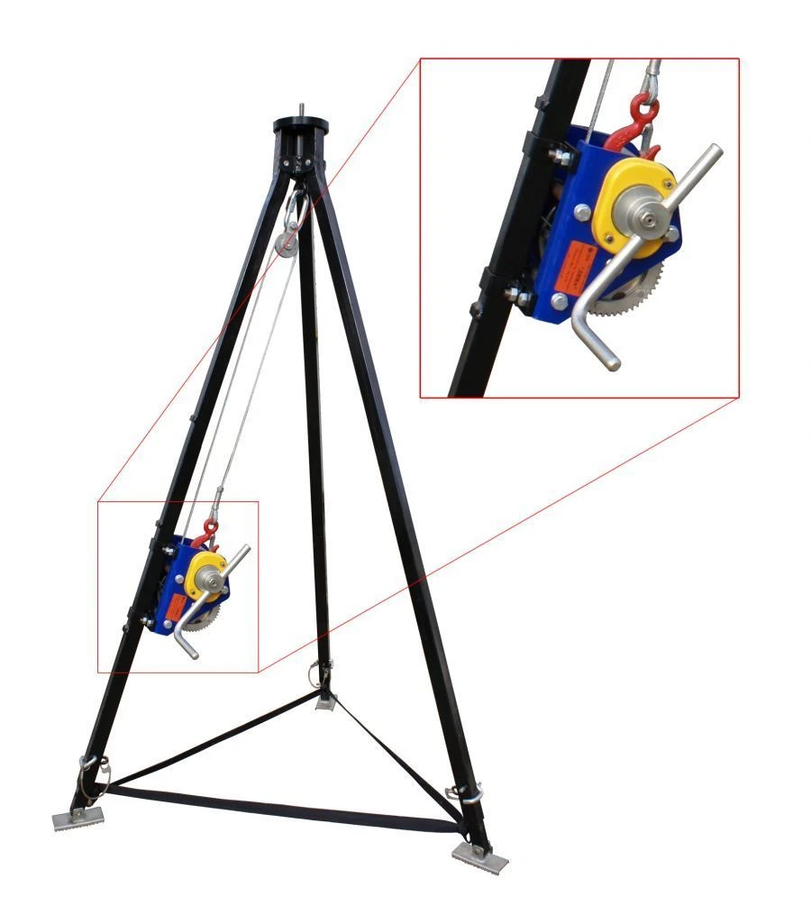 Personal protective equipment against falls from height: portable anchoring device of class B folding tripod with