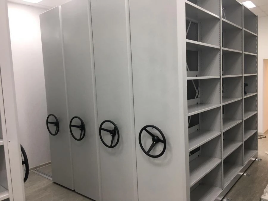 Double-sided mobile shelving unit