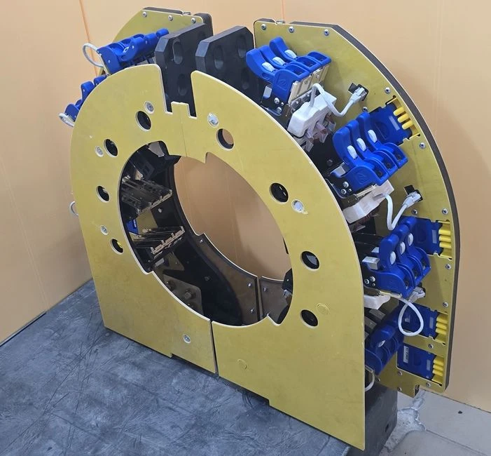Current distributing system of brush and contact apparatus for electric machines on the basis of removable brush holder "SOLO".