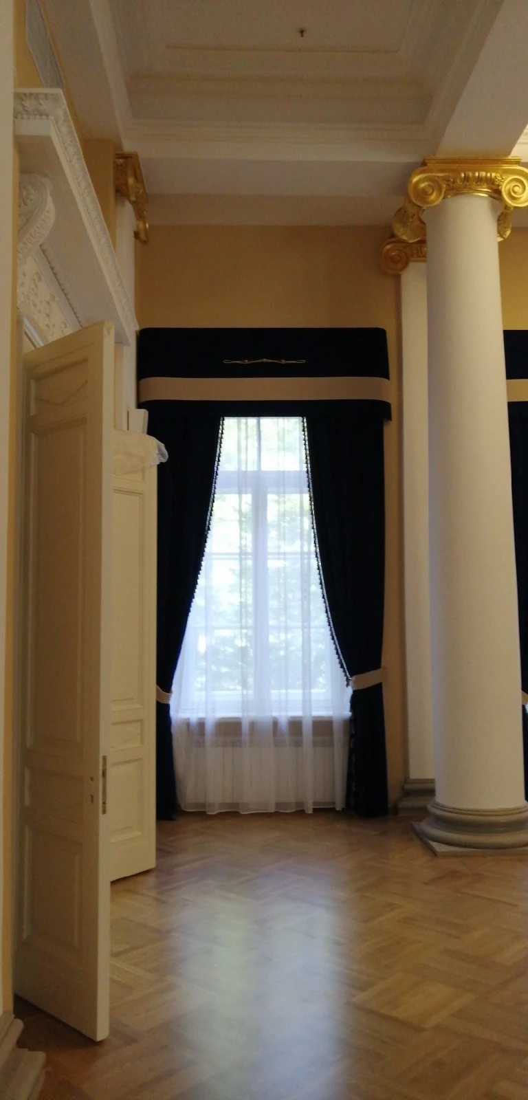 Portiere for doorways and windows