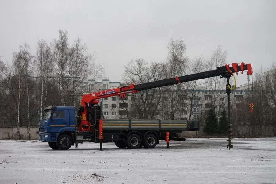 Special purpose vehicle with KMA type hydraulic loading crane on the basis of KAMAZ 65117 and its modifications 64K32N-UC